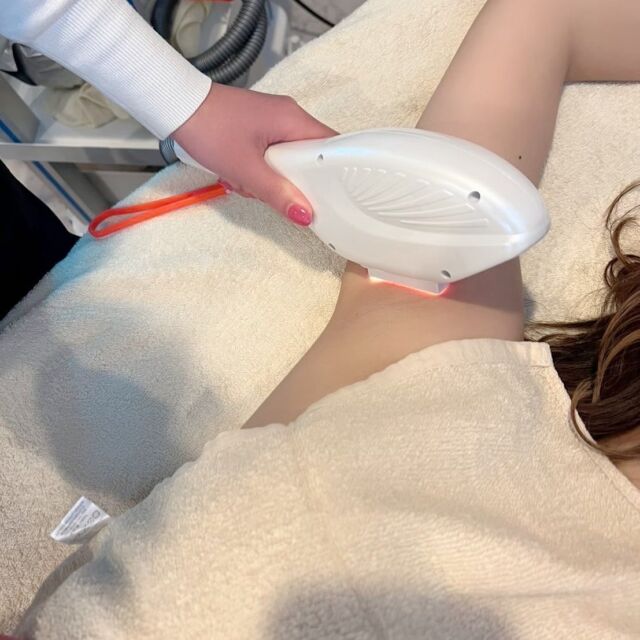 🌴夏に向けて脱毛を！🍹

こんにちは😃

肌の露出が増える時期になるとムダ毛が気になり始めますよね😥

夏に向けて、脱毛を始めてみるのはいかがですか？

ティアラの最新脱毛機器は…💓

○蓄熱脱毛ではなく毛根に直接アプローチ⇒お肌の抜け感UP!!✨

○－4℃の冷却持続で痛み軽減🧊

オーナーも試し打ちしていますが、痛みもなく綺麗になりました🙌

また、他店舗で何度も脱毛に通われているお客様からも、驚きの結果に好評いただております😍

今から始めれば、夏には薄くなっているかもしれませんね✨✨

ぜひ皆さまもTIARAで脱毛してみませんか？

ご予約・お問合せはお電話、または当店のLINE@リッチメニューの▼エステ『ご予約』ボタンからお願いします🥰